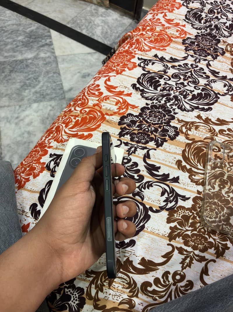 Apple iPhone 16 1