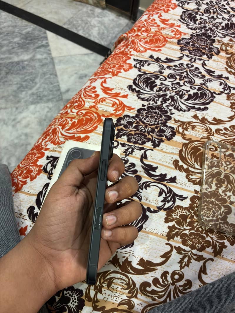 Apple iPhone 16 4