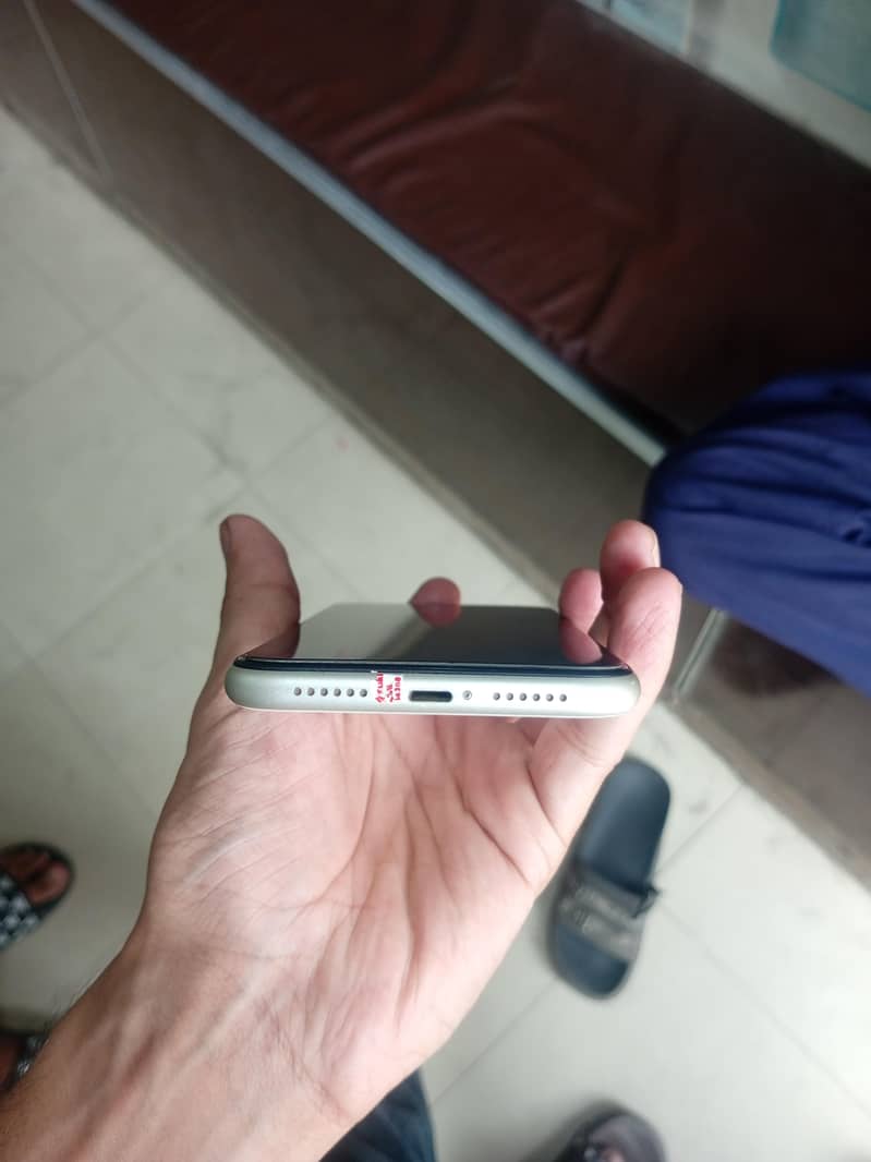 Apple iPhone 11 4