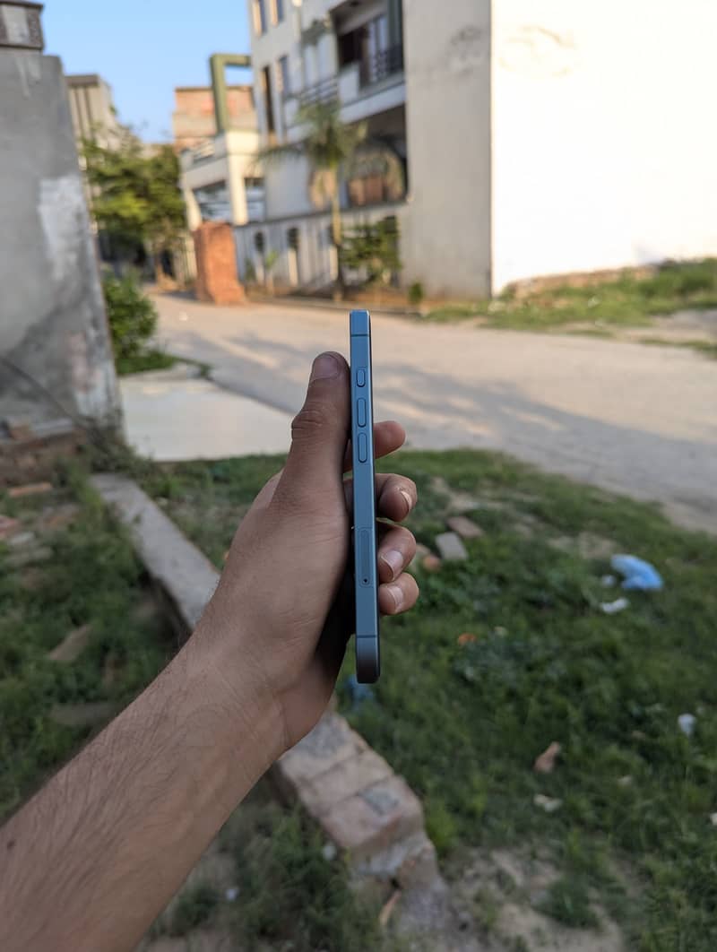 Apple iPhone 16 2