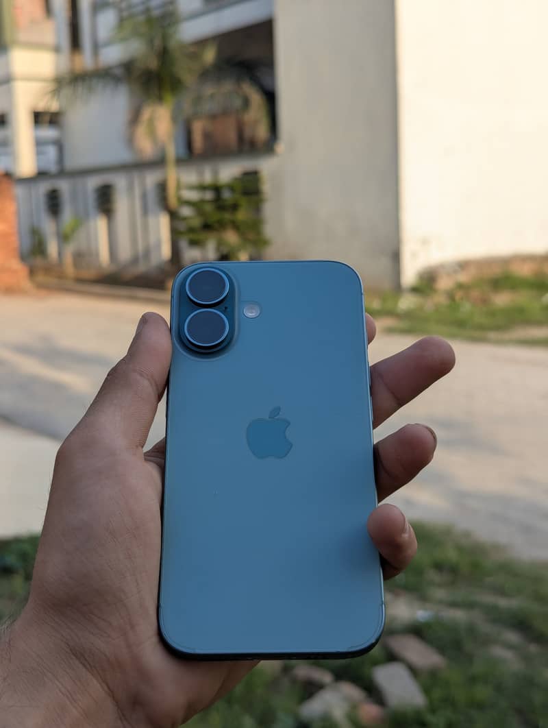 Apple iPhone 16 3