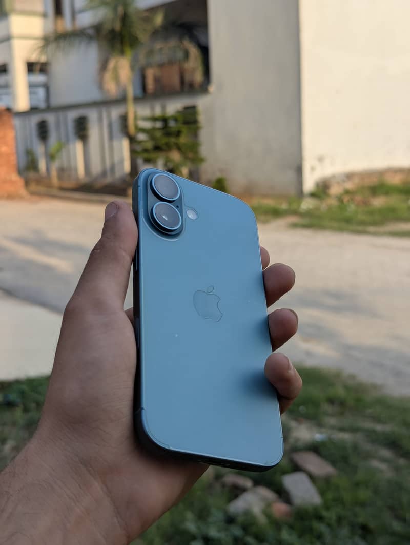 Apple iPhone 16 4