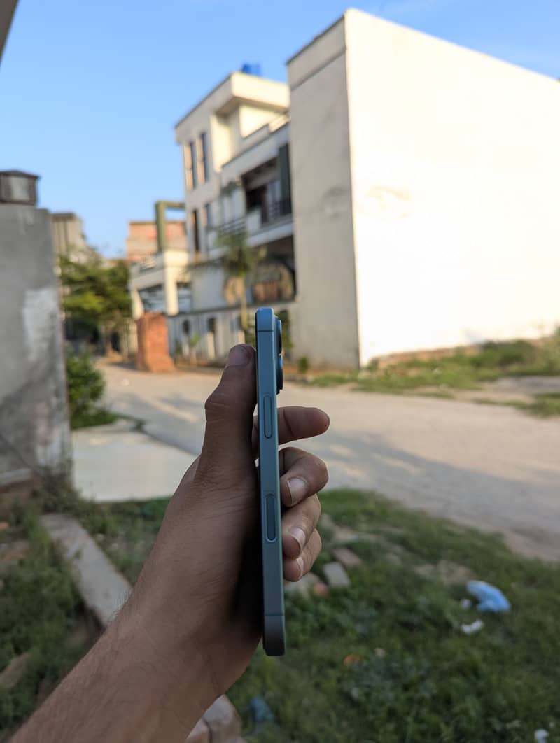 Apple iPhone 16 5