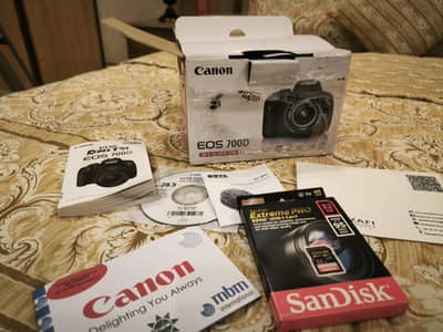 Canon EOS 700D DSLR camera with Mic & Bag, Box