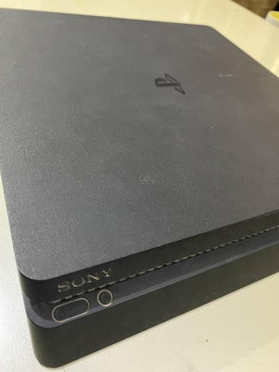 PS4 IS IN EXCELLENT CONDITION.