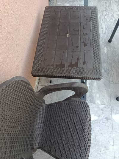 4 Chairs + Table