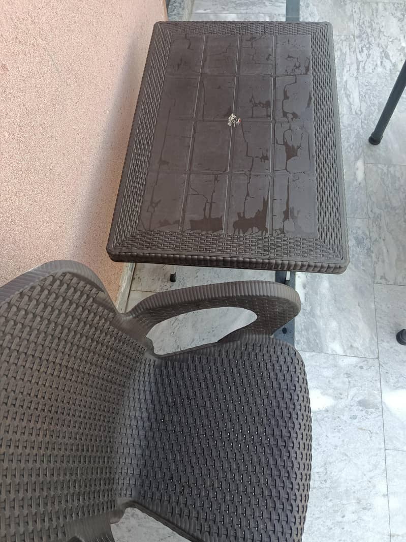 4 Chairs + Table 0