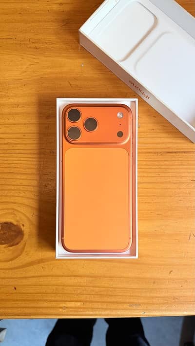 Apple iPhone 17 Pro Max - Cosmic Orange