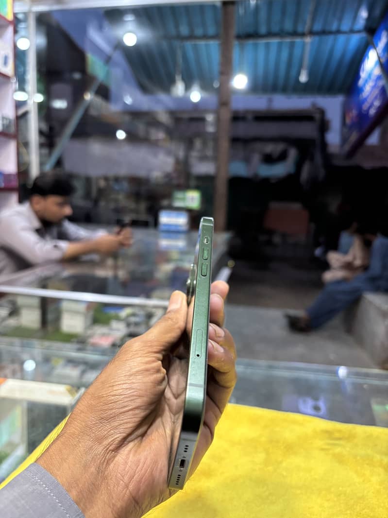 Apple iPhone 13 2
