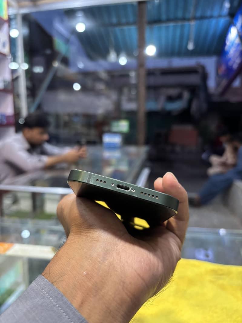 Apple iPhone 13 6