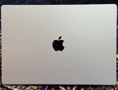MacBook Pro M3 Pro chip 16”18/2TB 10/10 just 11cycles used silver
