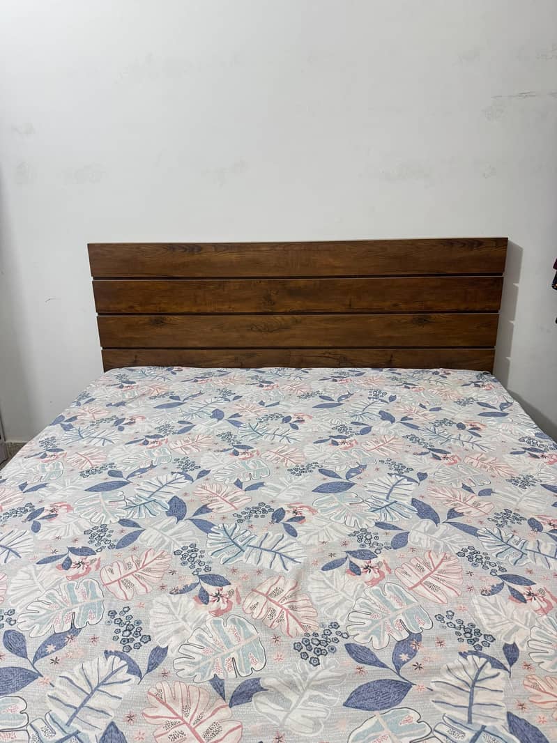 King size bed 0