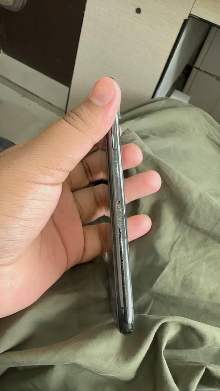 Apple iPhone X 4