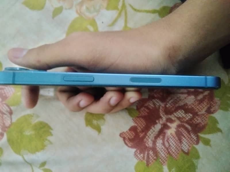 Apple iPhone 13 4