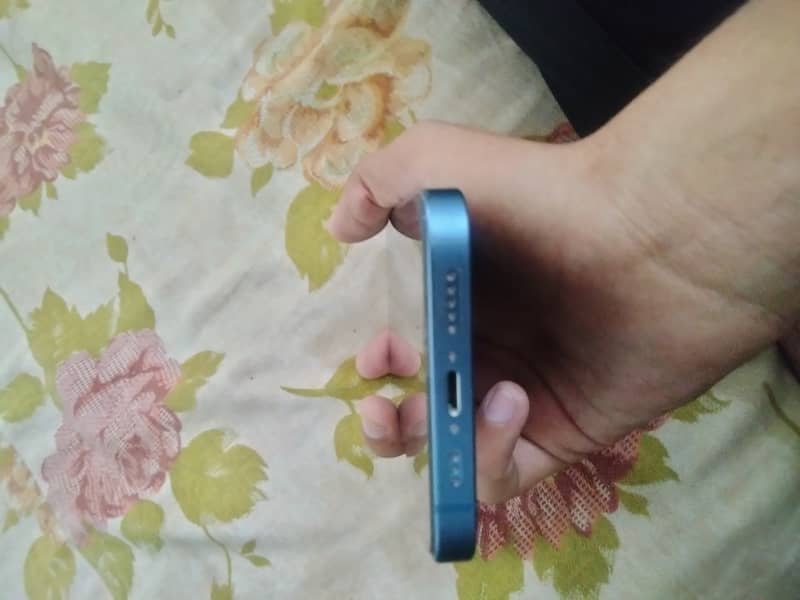 Apple iPhone 13 5