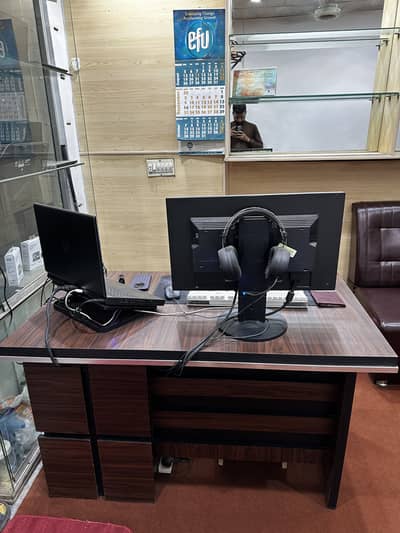 Office / computer table like new 10/10