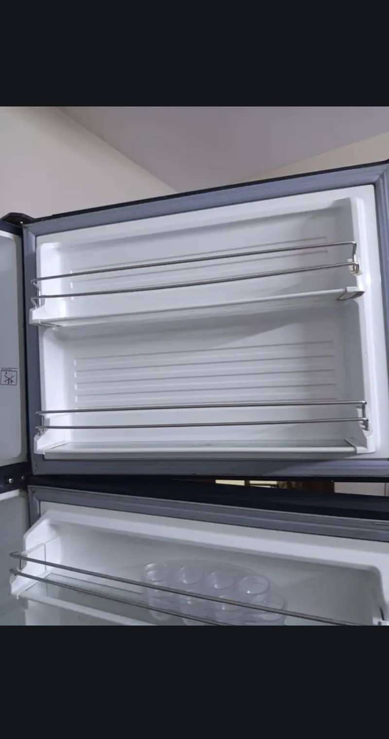 Well maintained fridge 4