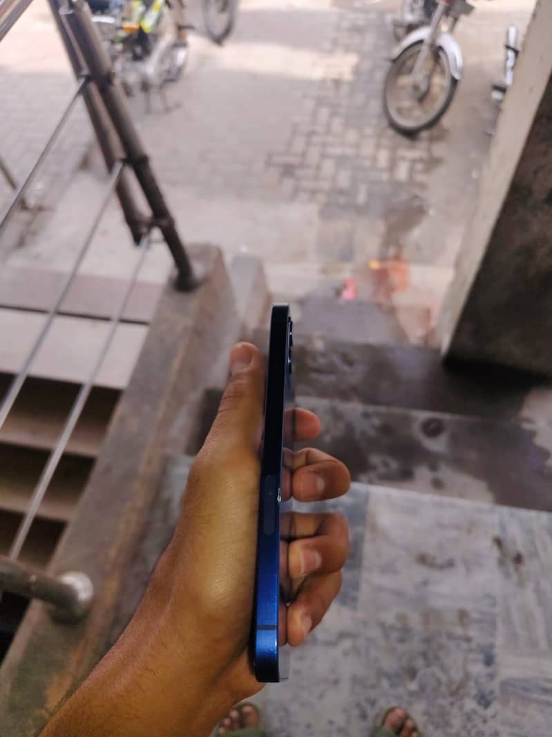 Apple iPhone 12 3