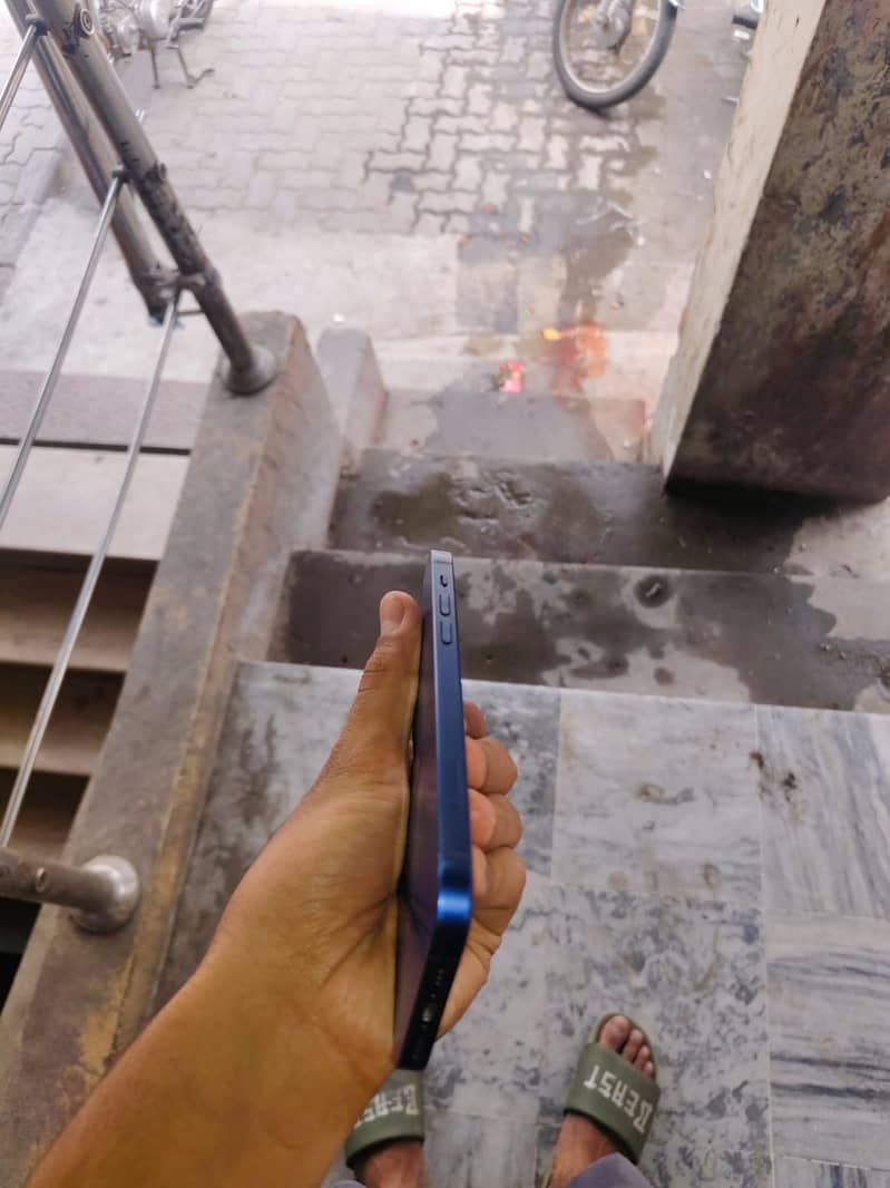 Apple iPhone 12 4