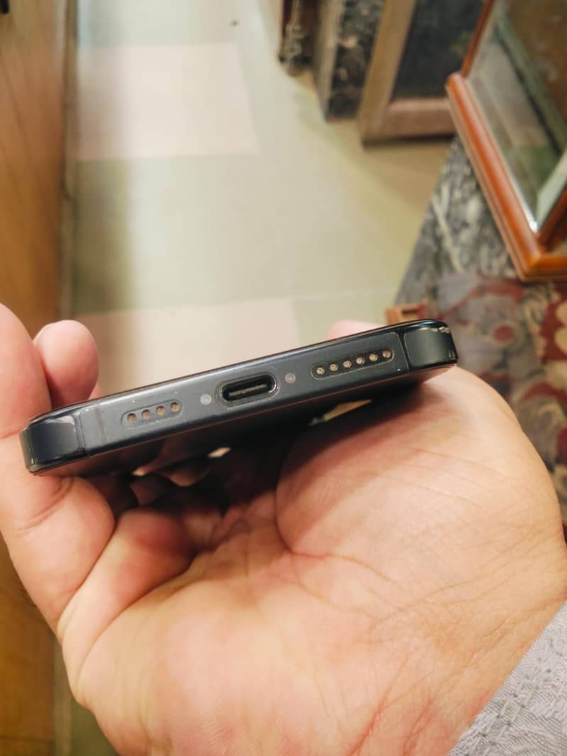 Apple iPhone 16 Pro Max 2