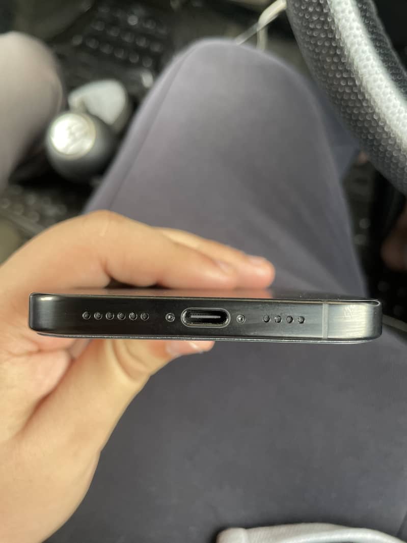 Apple iPhone 16 Pro Max 4
