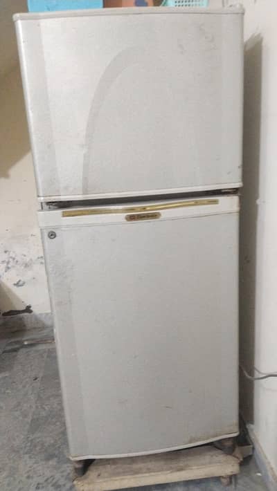A beautiful condition fridge for urgent sale.