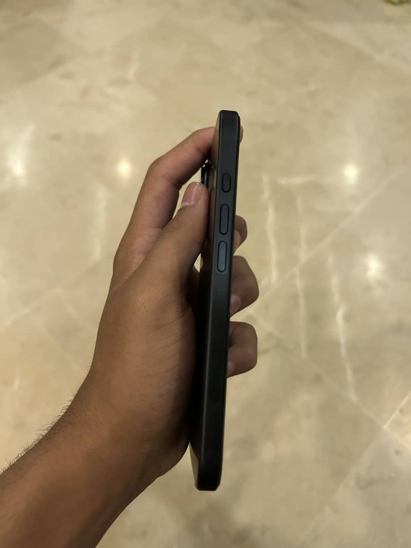 Apple iPhone 16 4