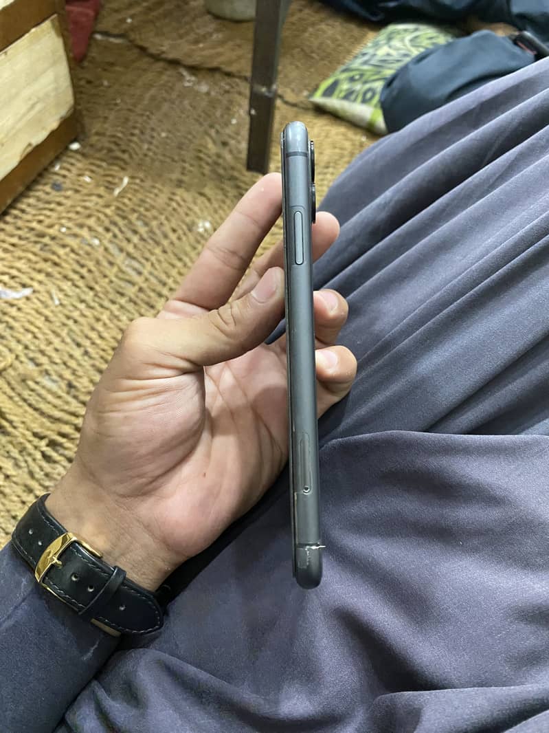 Apple iPhone 11 4
