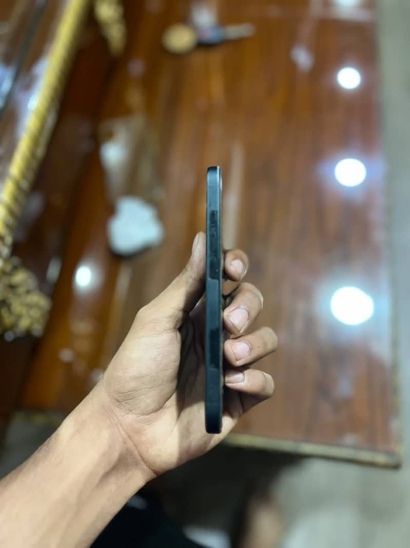 Apple iPhone 16 4