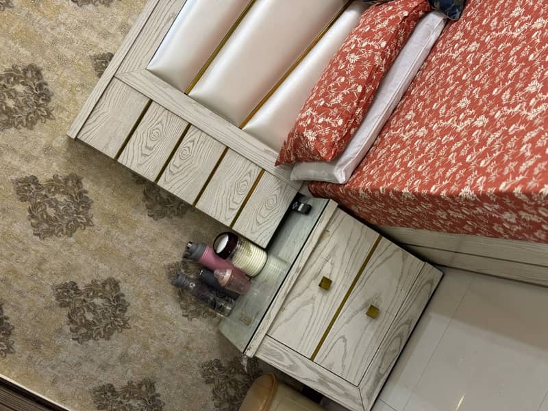 Bed side table with dressing 0