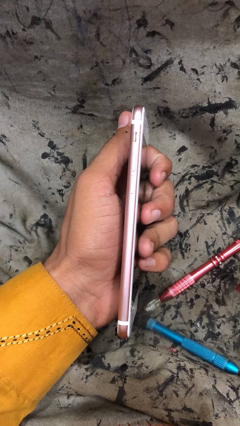Apple iPhone 7 0