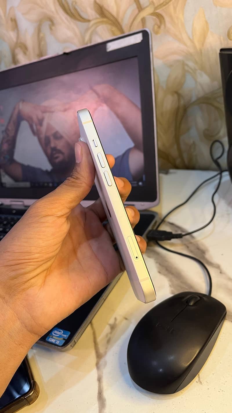 Apple iPhone 13 15