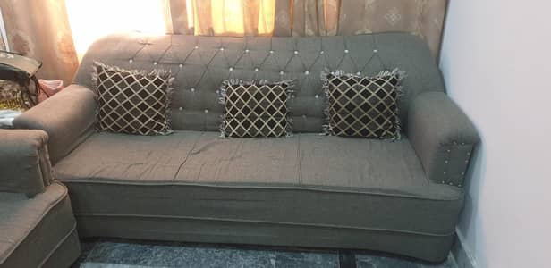 sofa achhi halat me he or big size me he