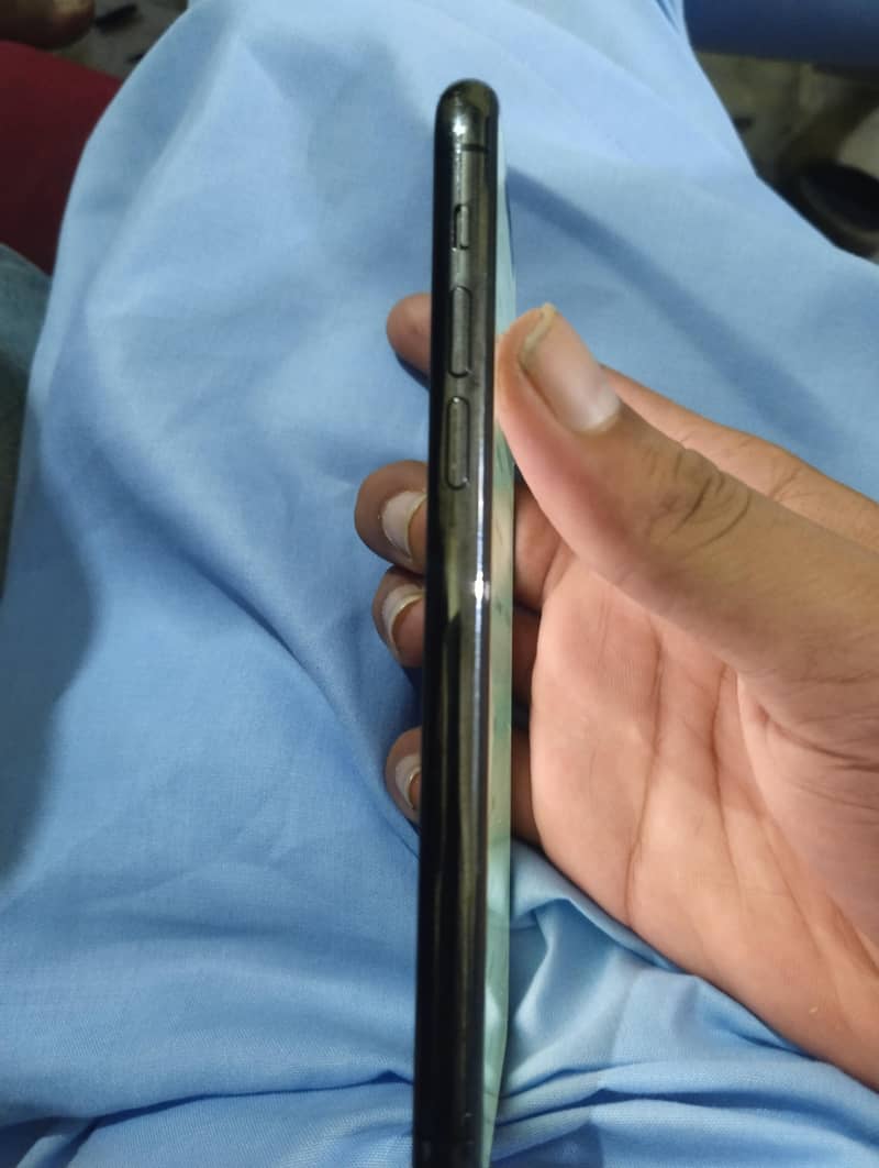 Apple iPhone 11 Pro 4