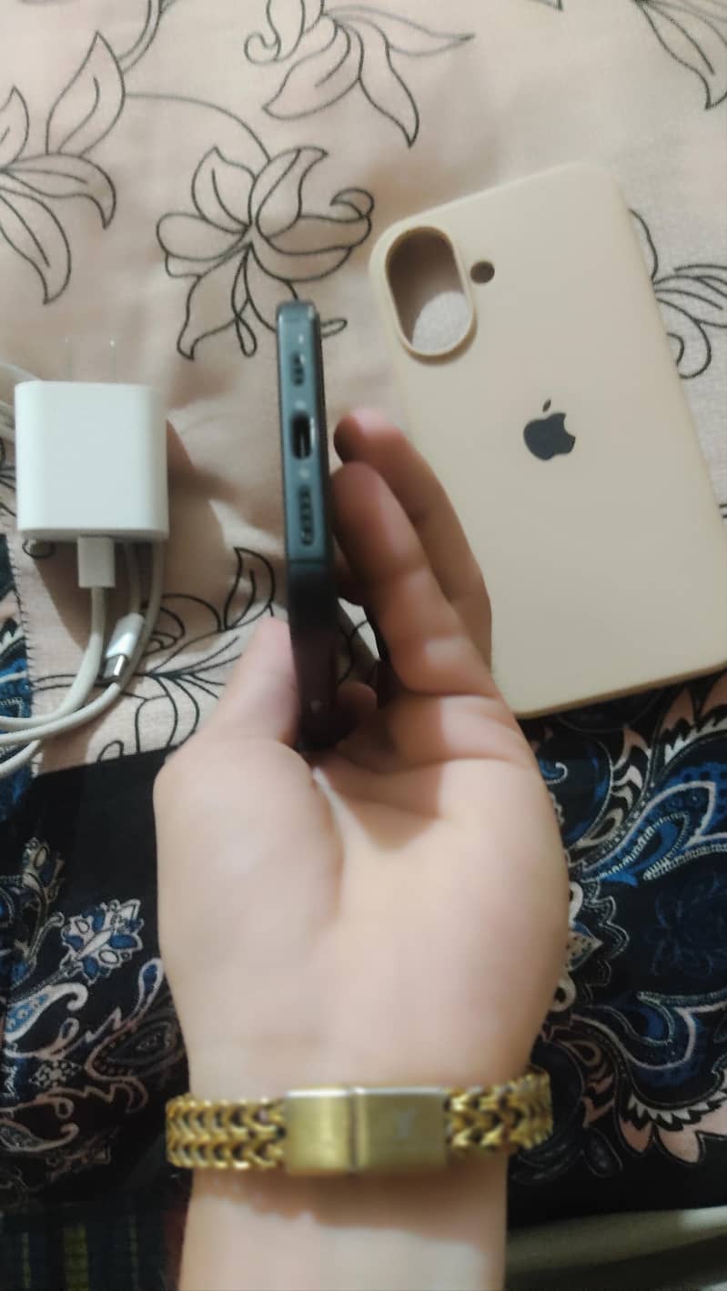 Apple iPhone 16 2