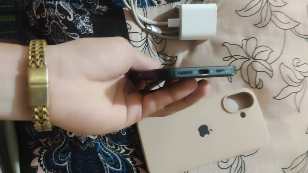 Apple iPhone 16 3