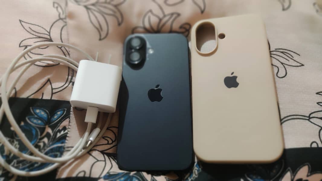 Apple iPhone 16 4