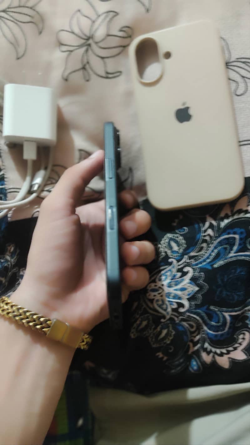 Apple iPhone 16 5