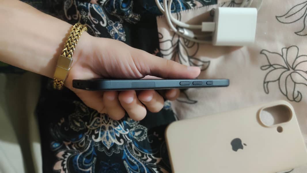 Apple iPhone 16 6