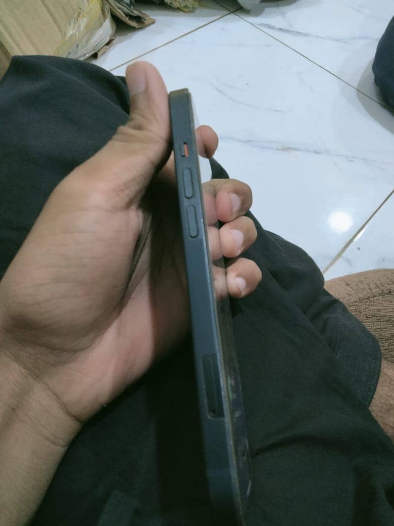 Apple iPhone 13 2