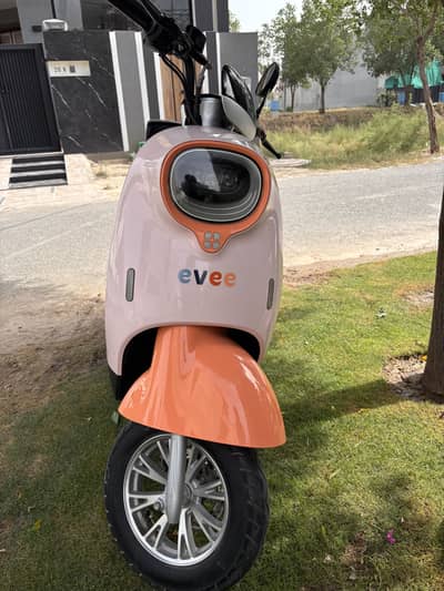 Evee nisa electric scooter. 100% batteries health. 45-50 km range.