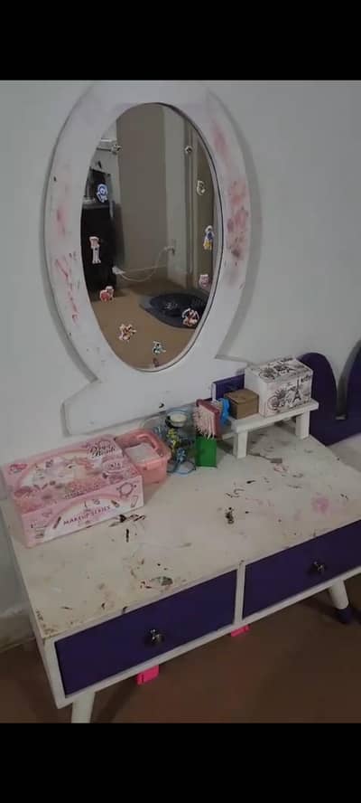 Kids Dressing Table with Mirror – Excellent Condition