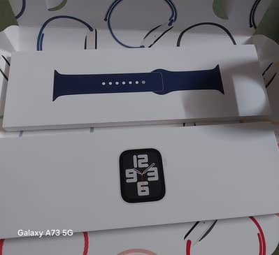 This is a factory-sealed box for an Apple Watch SE (Gen 2) 40mm,