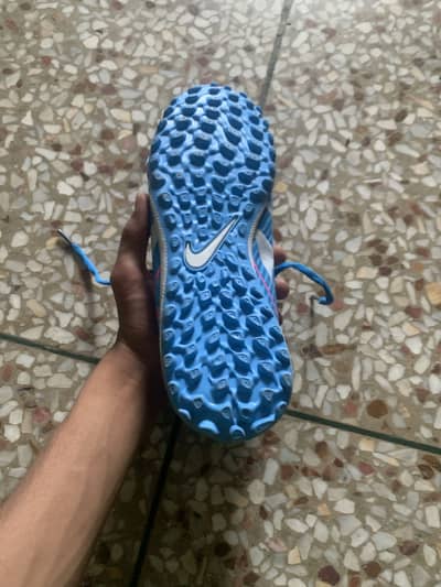 Sports shoes