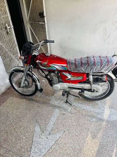 Honda CG125.2023/2024 model . . Totally genuine . . like a new bike