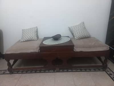 wooden setti in good condition bohatt mazboot bani hwi hai