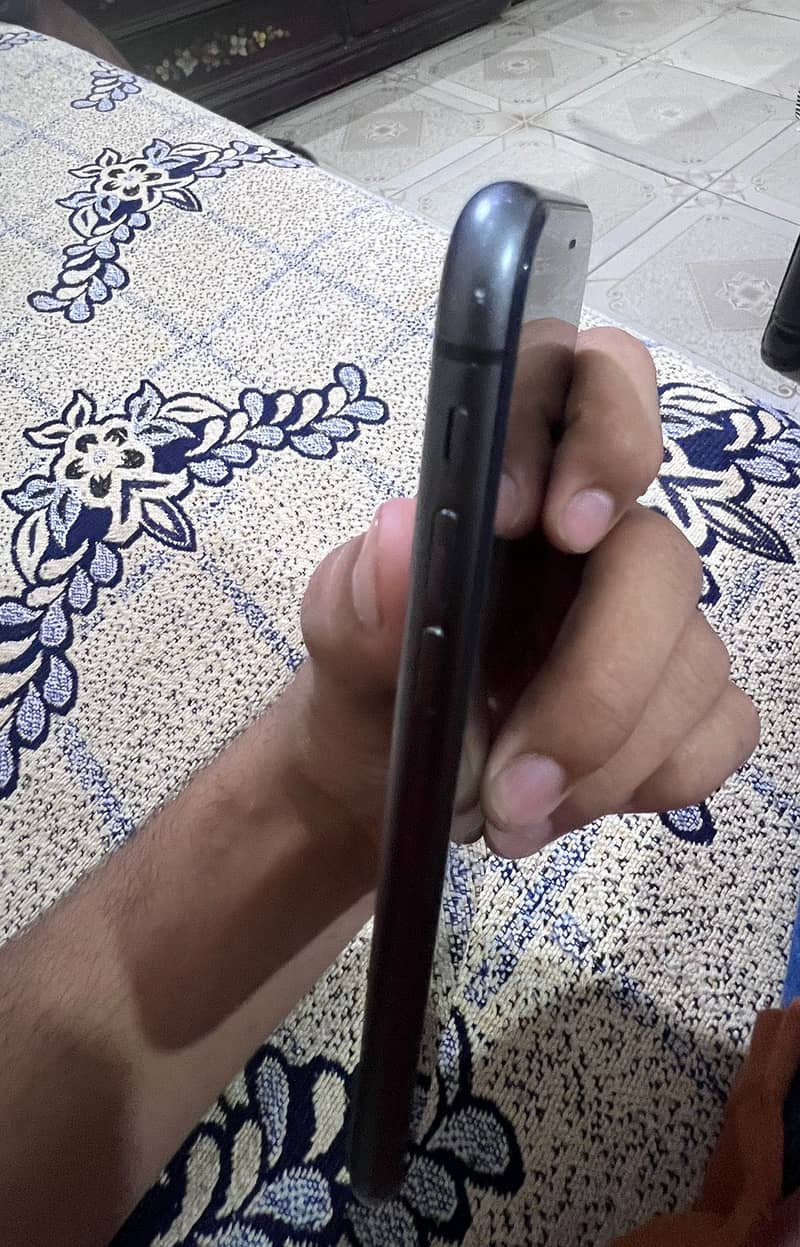 Apple iPhone 11 4