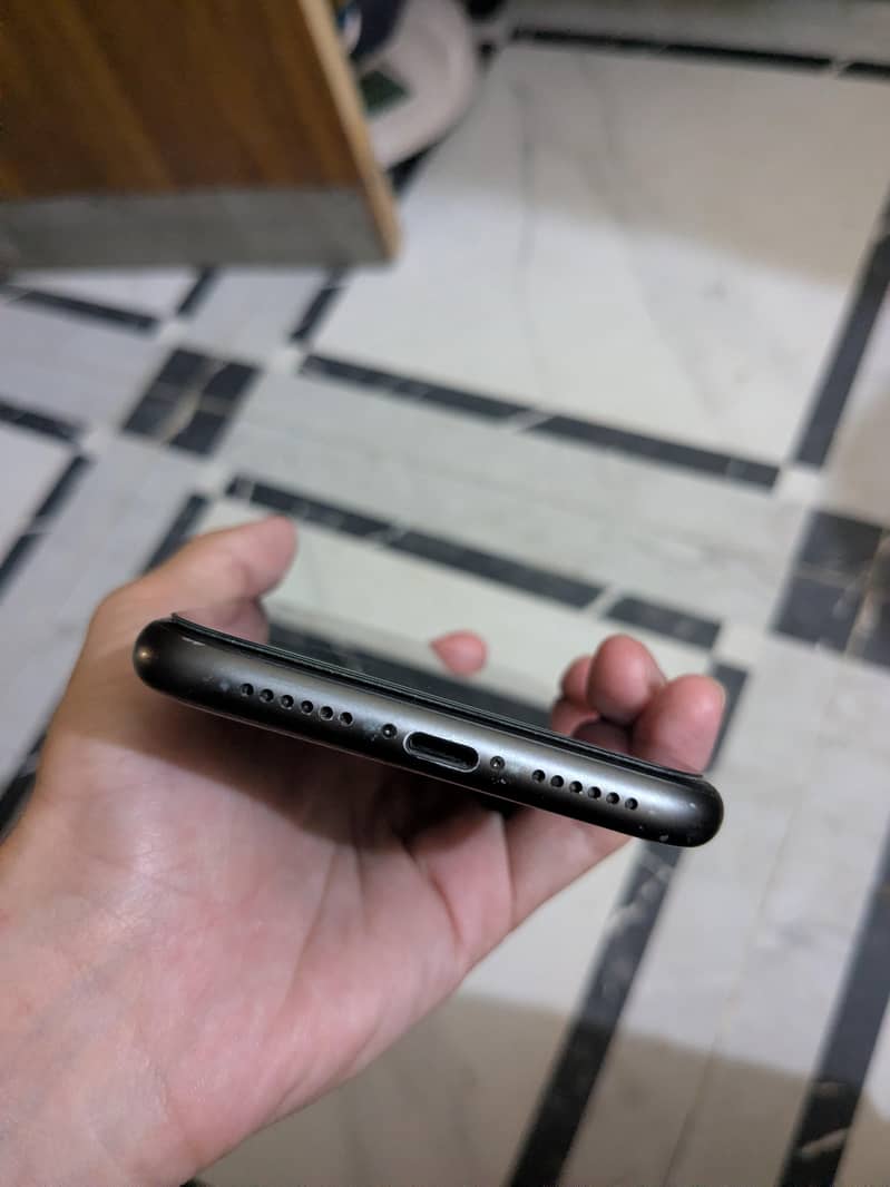 Apple iPhone 11 4
