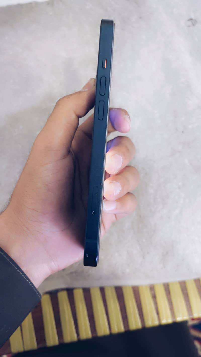 Apple iPhone 13 5