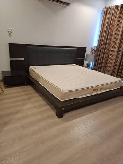dark wood finish king size bed with two sidetables with sliding drawer